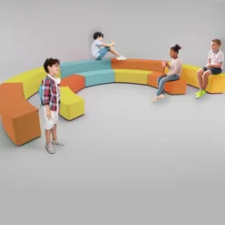 CampusArena - Arena componibile con pouf morbidi 20 posti - Primaria (H35/45 cm) -COLORATA