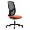 Poltroncina senza braccioli con schienale in rete nero e seduta arancio